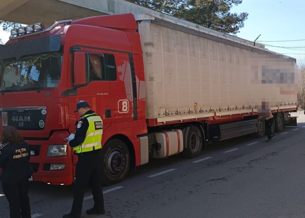 Șofer beat la volanul unui camion. Un altul nu avea plăcuțe