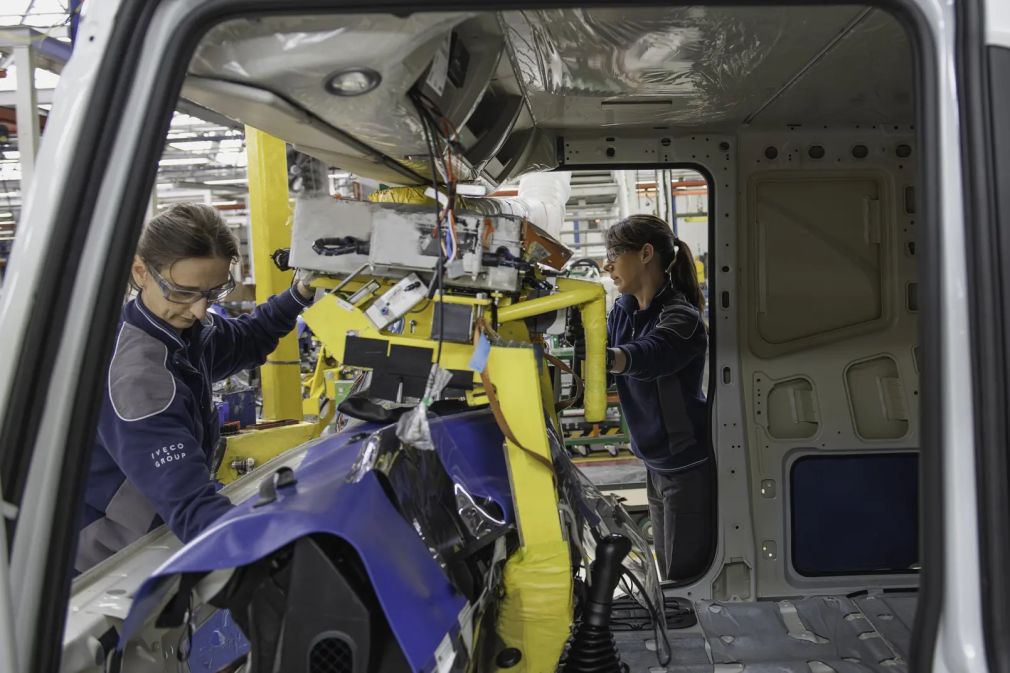 Așa se fabrică noile camioane Iveco: o scurtă descriere de pe linia de asamblare lungă de un kilometru