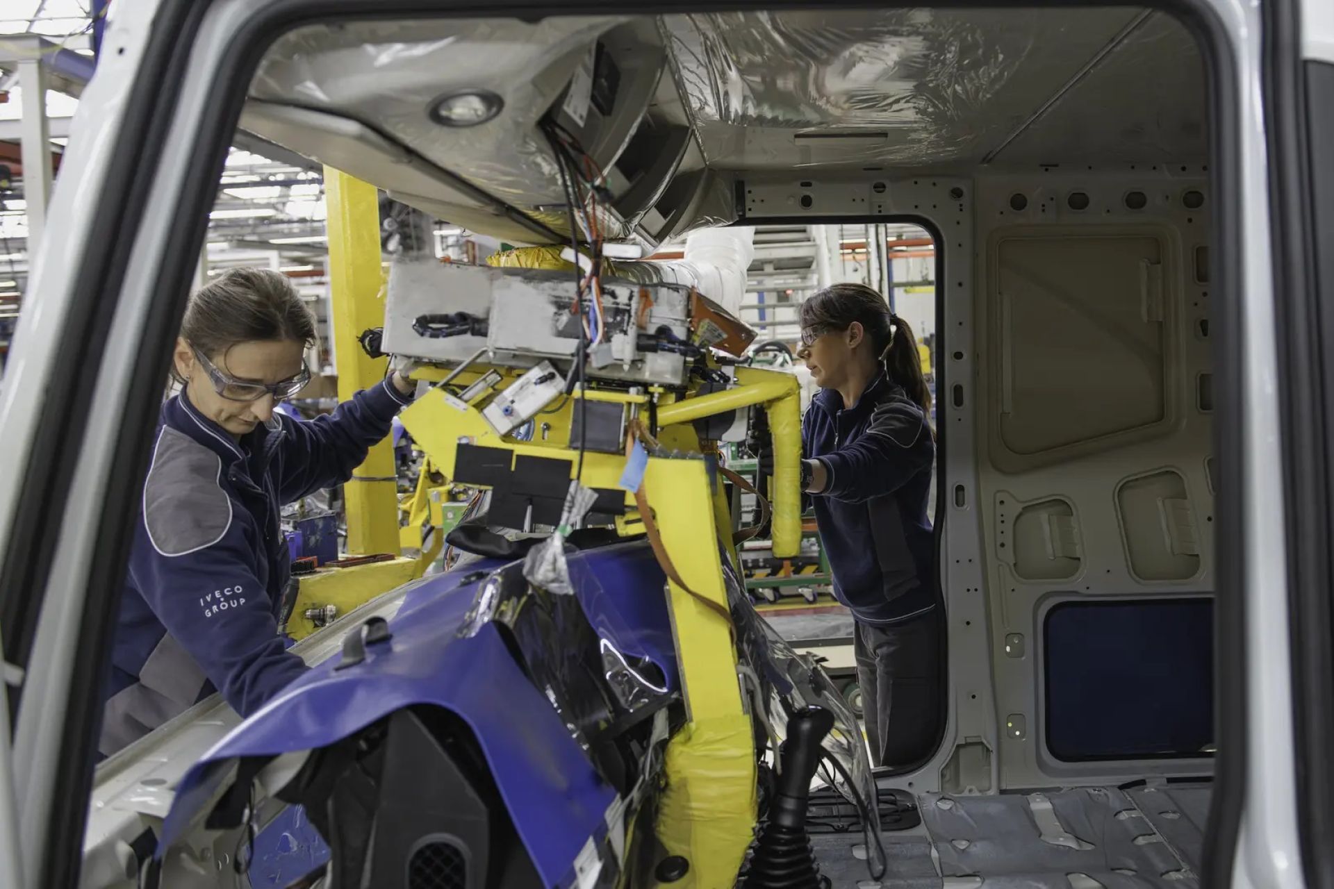 Așa se fabrică noile camioane Iveco: o scurtă descriere de pe linia de asamblare lungă de un kilometru
