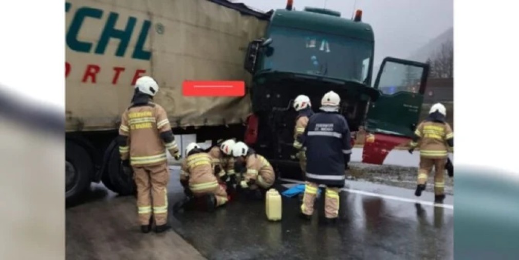 Austria. Șofer profesionist român, la spital după ce a intrat cu autocamionul într-o stație de taxare