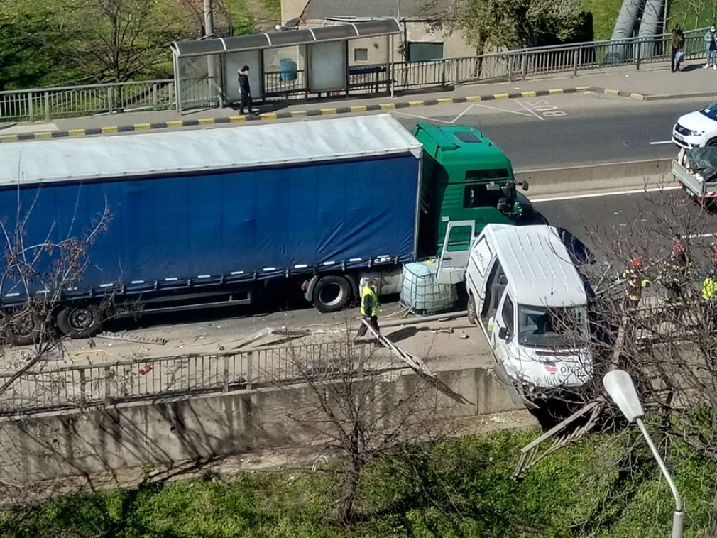 VIDEO Mașina de curățenie a orașului lovită în plin de camion