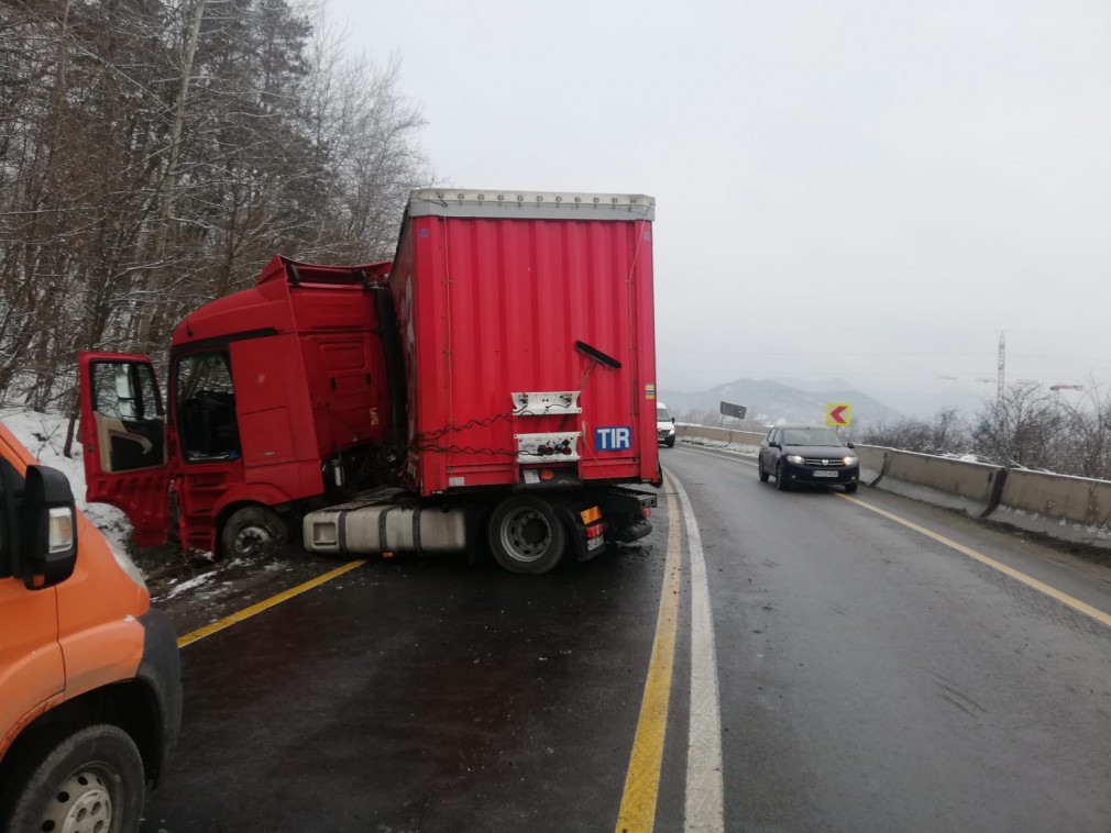 Un camion a ajuns în șanț pe coborârea dinspre Boița către Tălmaciu