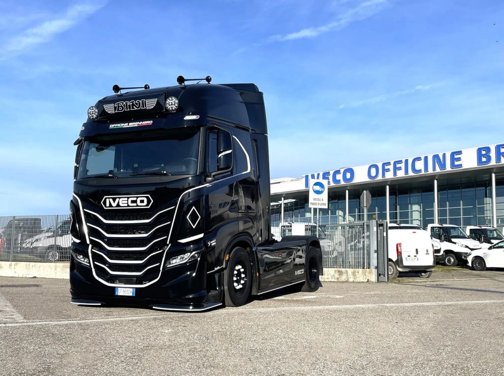 Cabină neagră, linii albe și câteva elemente suplimentare – Iveco S-Way 580 după tuning