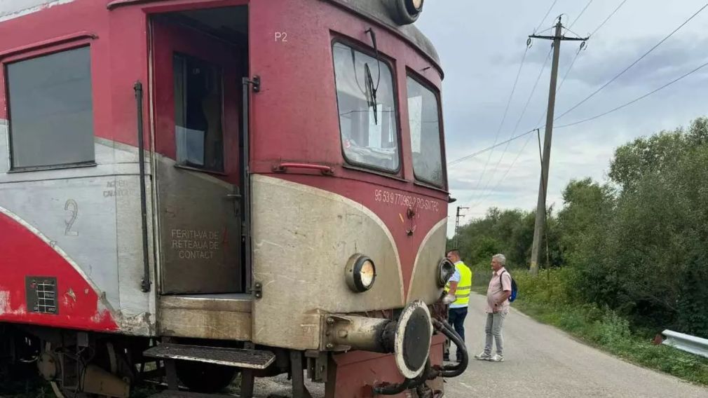 Un tren a deraiat după ce a lovit un camion cu lemne