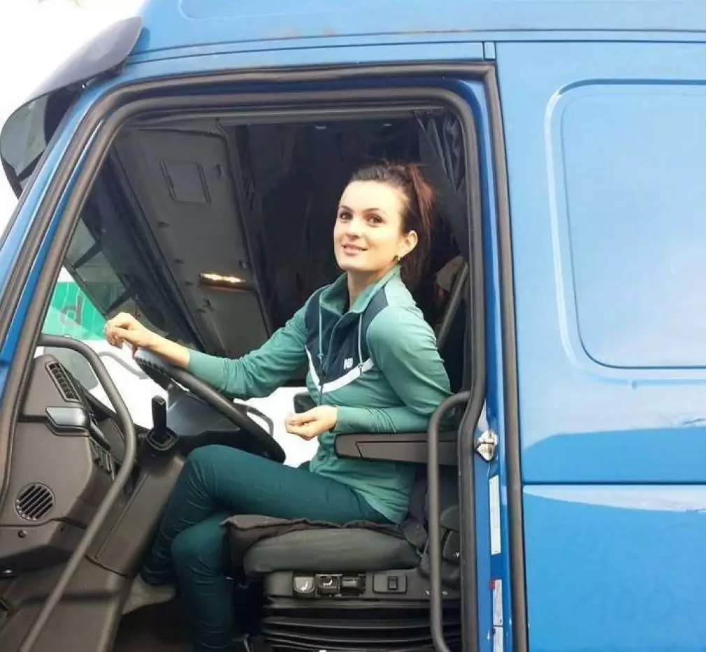 FOTO. Sexy - șoferița care colindă Europa