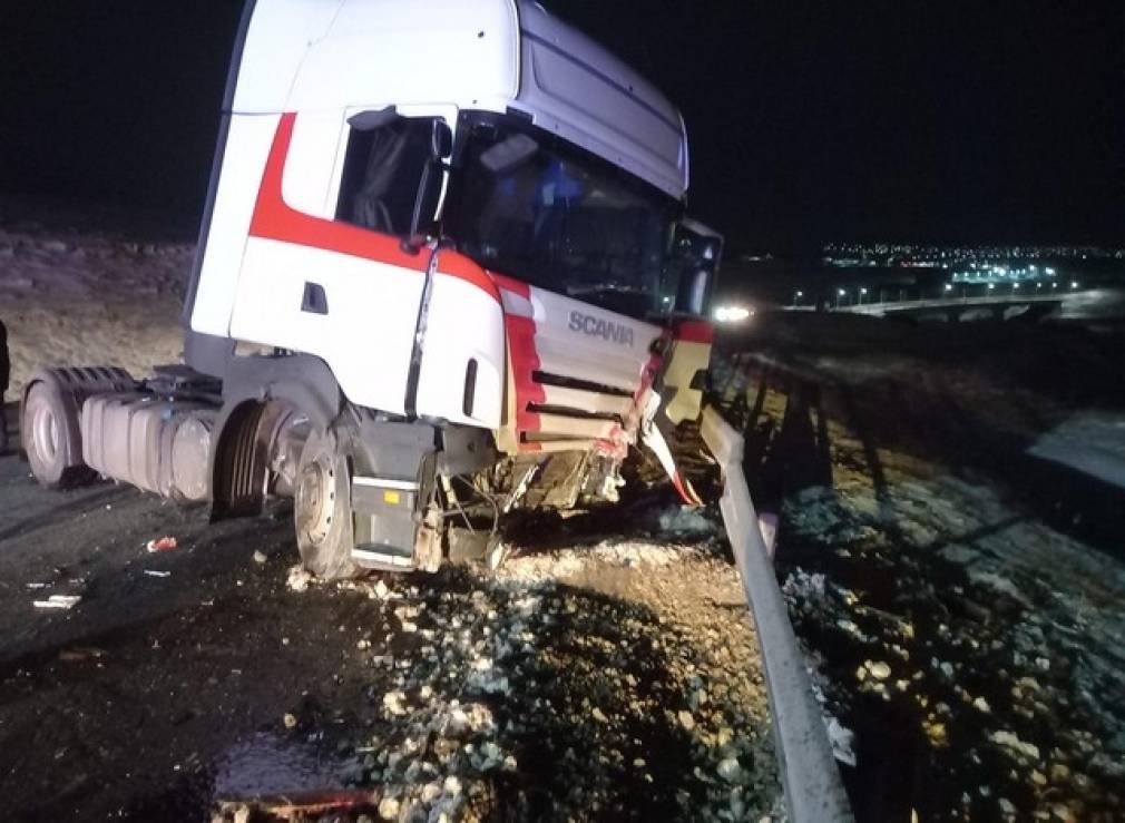 VIDEO. Un mort și un rănit după ce un autoturism a lovit un camion