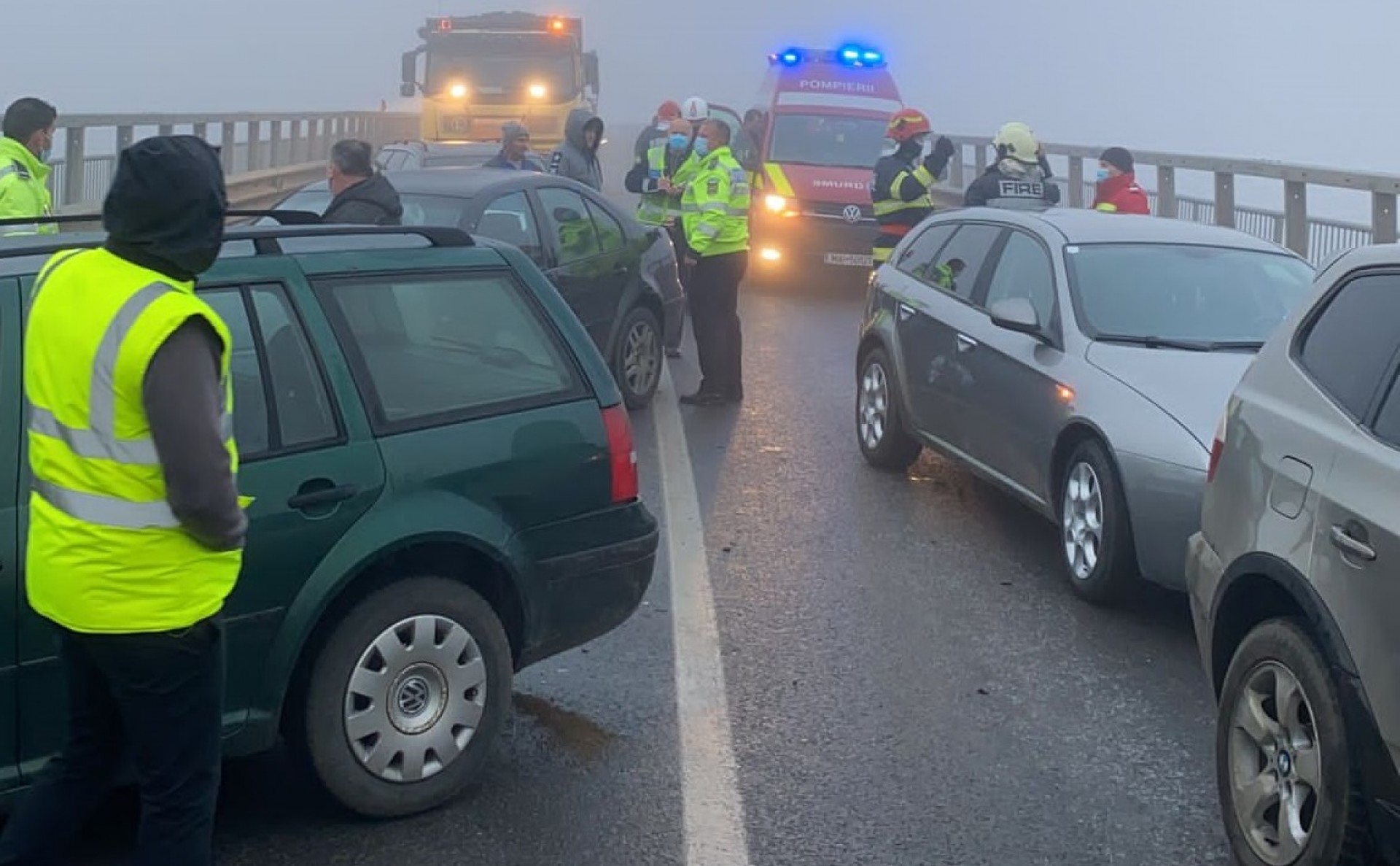 Carambol cu 21 de mașini în județul Mureș cauzat de polei și de ceață