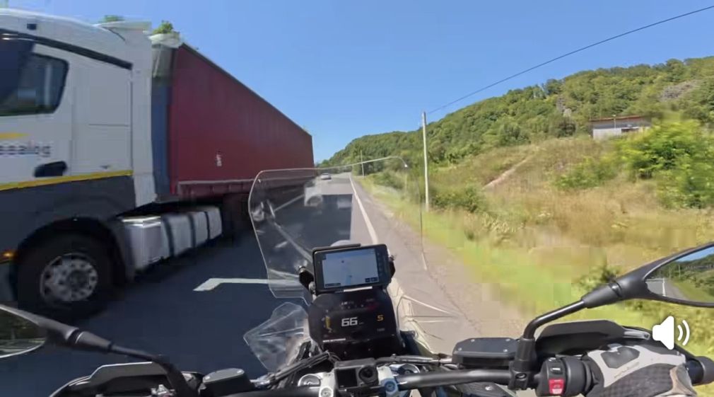 Un motociclist, aproape să fie spulberat de camion