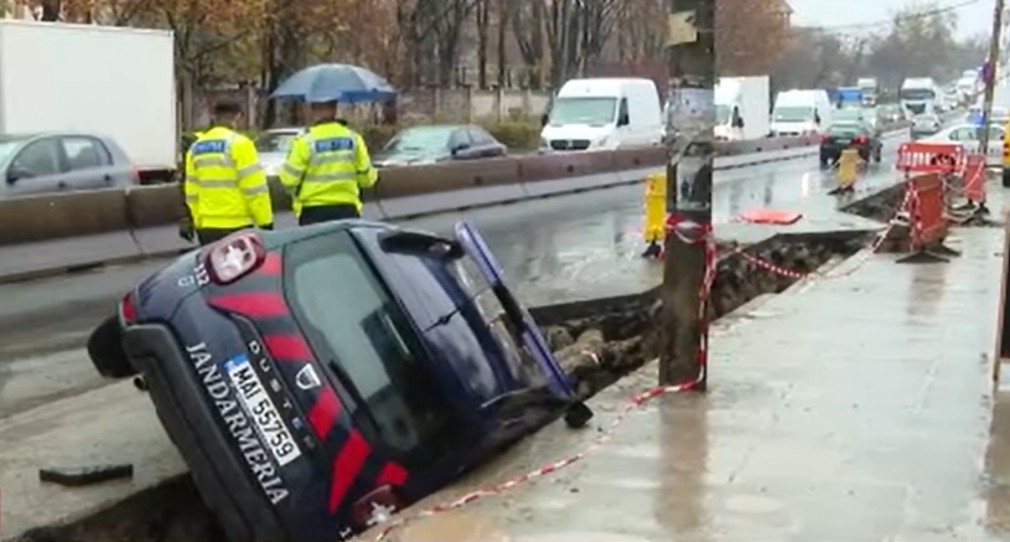 VIDEO O mașină a Jandarmeriei a căzut într-un șanț pe Șoseaua Fundeni din București