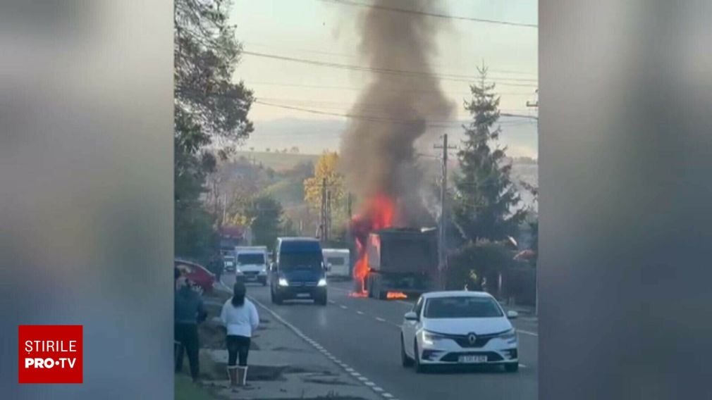 Un camion a fost distrus de flăcări, în Neamț. Un scurtcircuit, vinovat