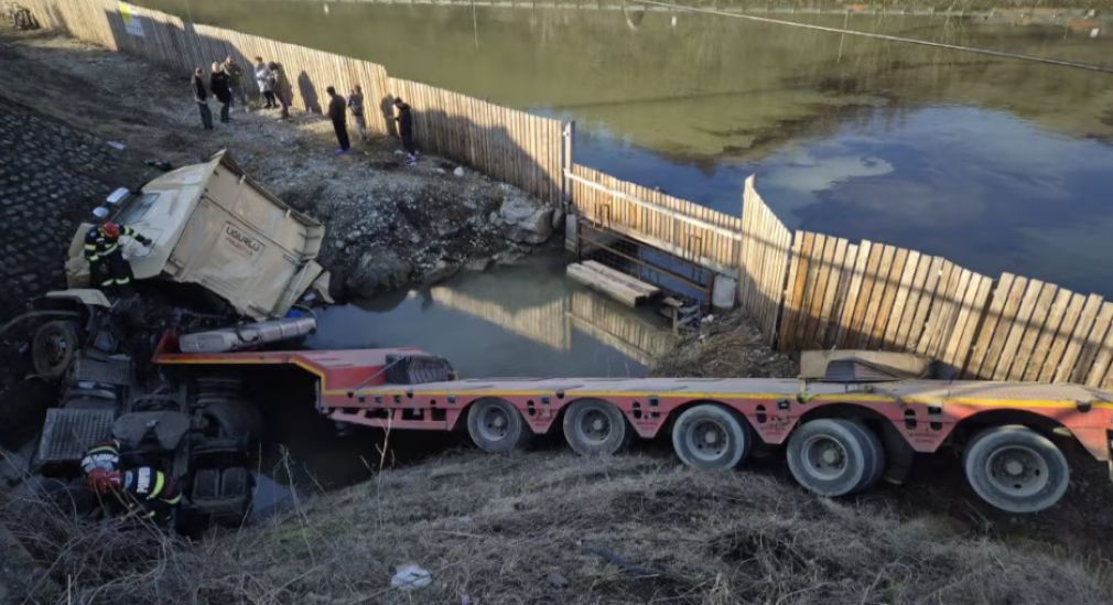 Camion răsturnat pe Valea Oltului! E în afara drumului!