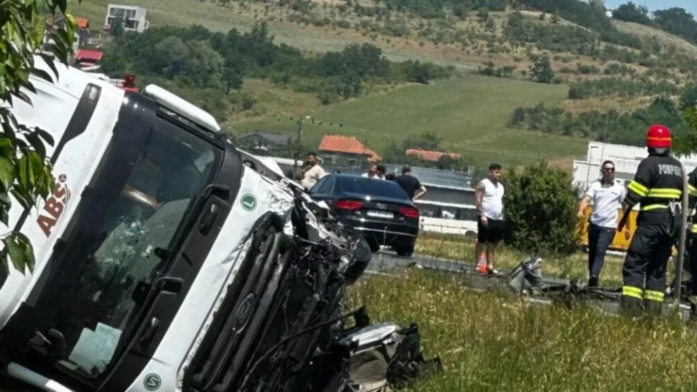 O femeie a murit după ce a intrat cu mașina în camion