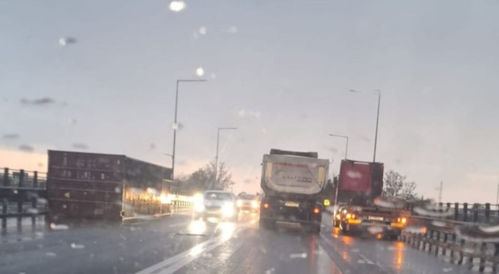 VIDEO Un container a căzut de pe platforma unui camion