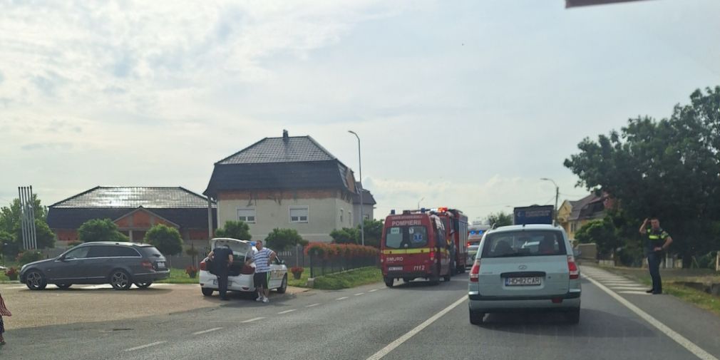 2 copii răniți după coliziunea dintre un camion și o mașină