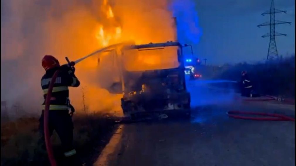 .VIDEO. Cabina unui camion, mistuită de foc. Se știe cauza!