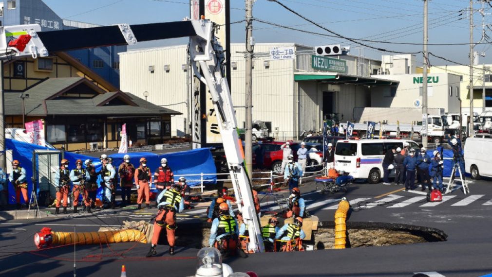 VIDEO Incredibil. Un camion a căzut într-o groapă uriașă în Japonia