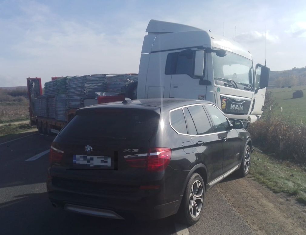 Accident cu un camion și 2 autoturisme. Sunt și răniți