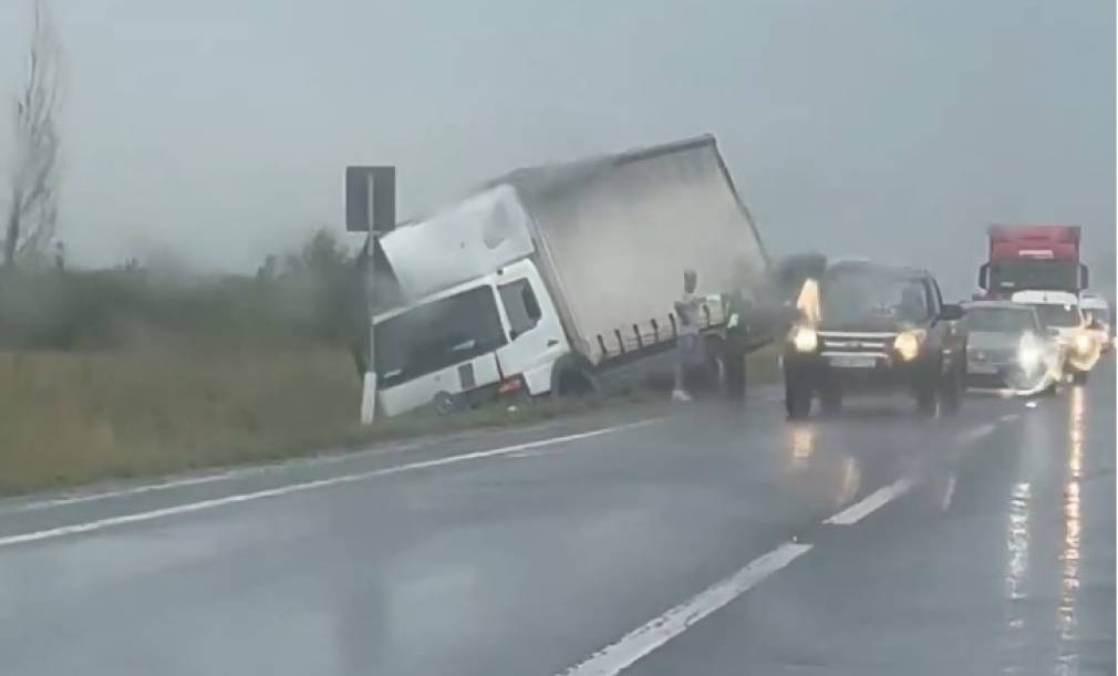 Un camion e în decor. Pagube materiale însemnate