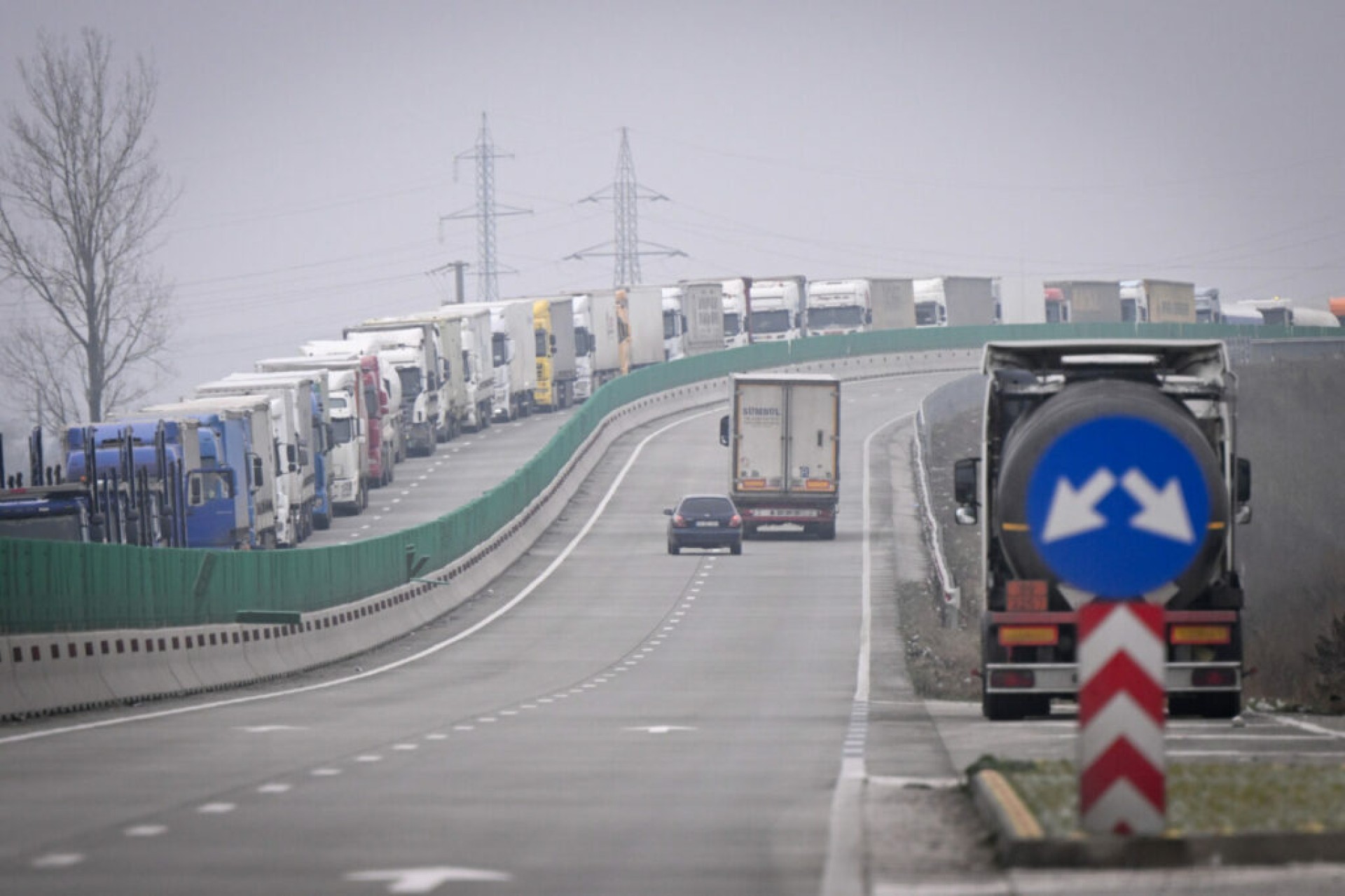 Cât câștigă mafia din Bulgaria „exploatând” parcările de camioane
