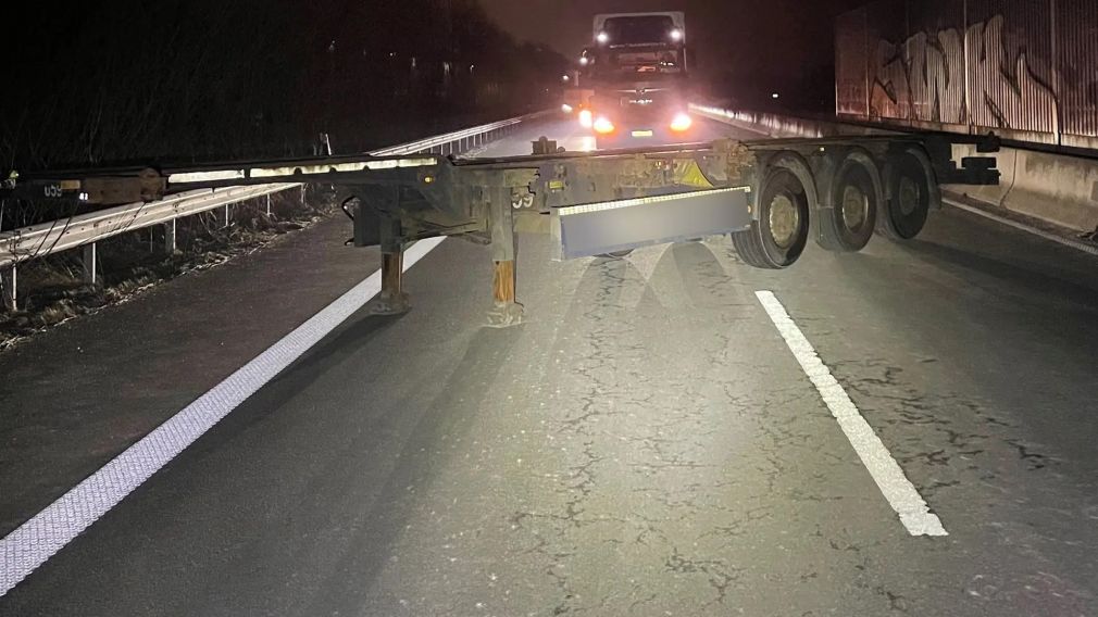 Tot mai multe cazuri de drumuri blocate cu remorci. Autorii rămân necunoscuți