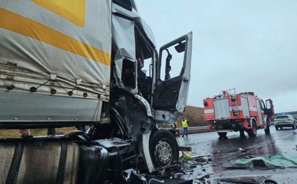Un mort și 16 răniți în urma unui accident între un autobuz și un camion în apropiere de Sofia