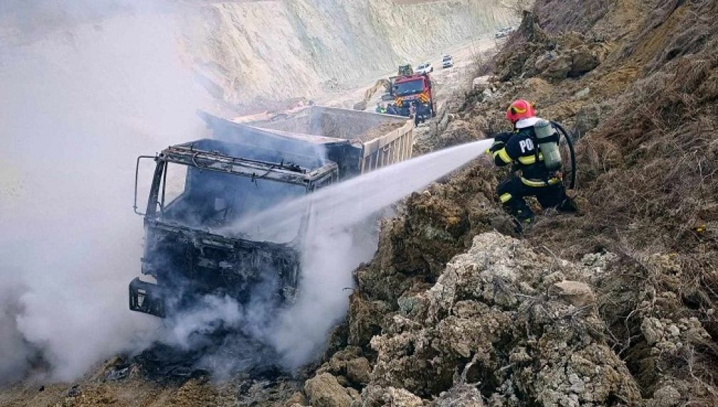 VIDEO Camion în flăcări într-o carieră de piatră