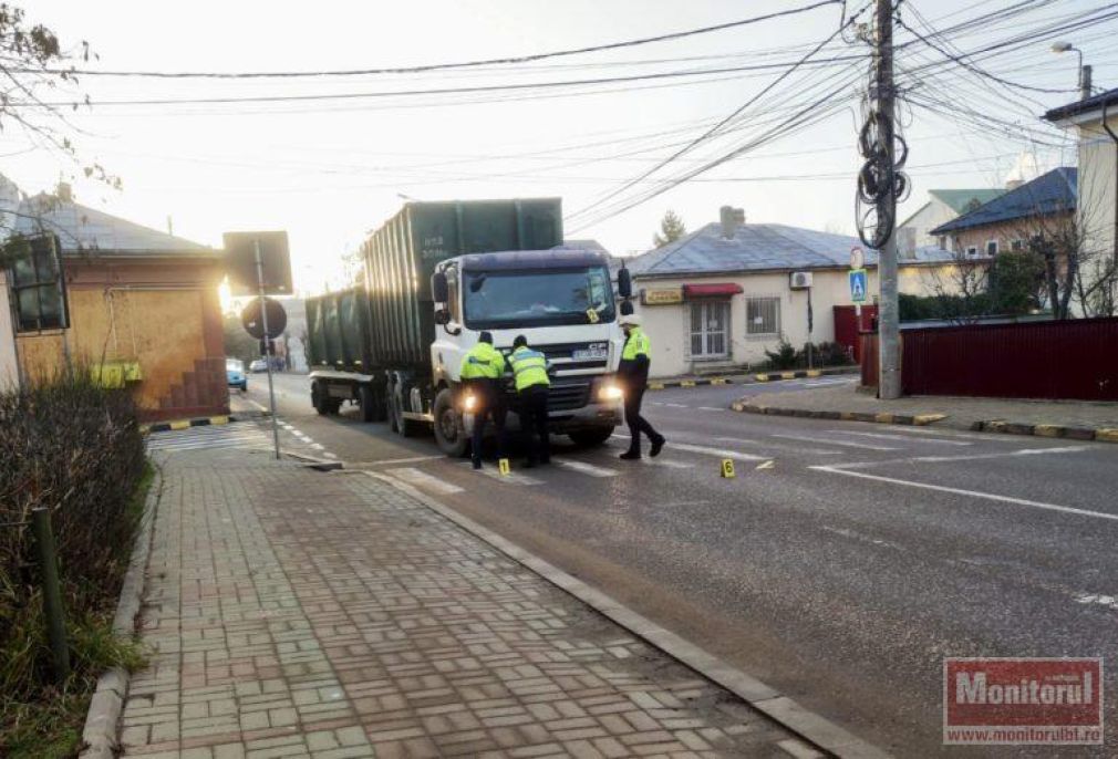 O femeie a agonizat o lună după ce a fost lovită de camion