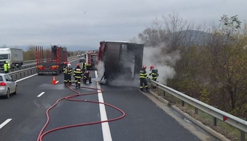 VIDEO A ars o remorcă. Șoferul a desprins-o de cap-tractor