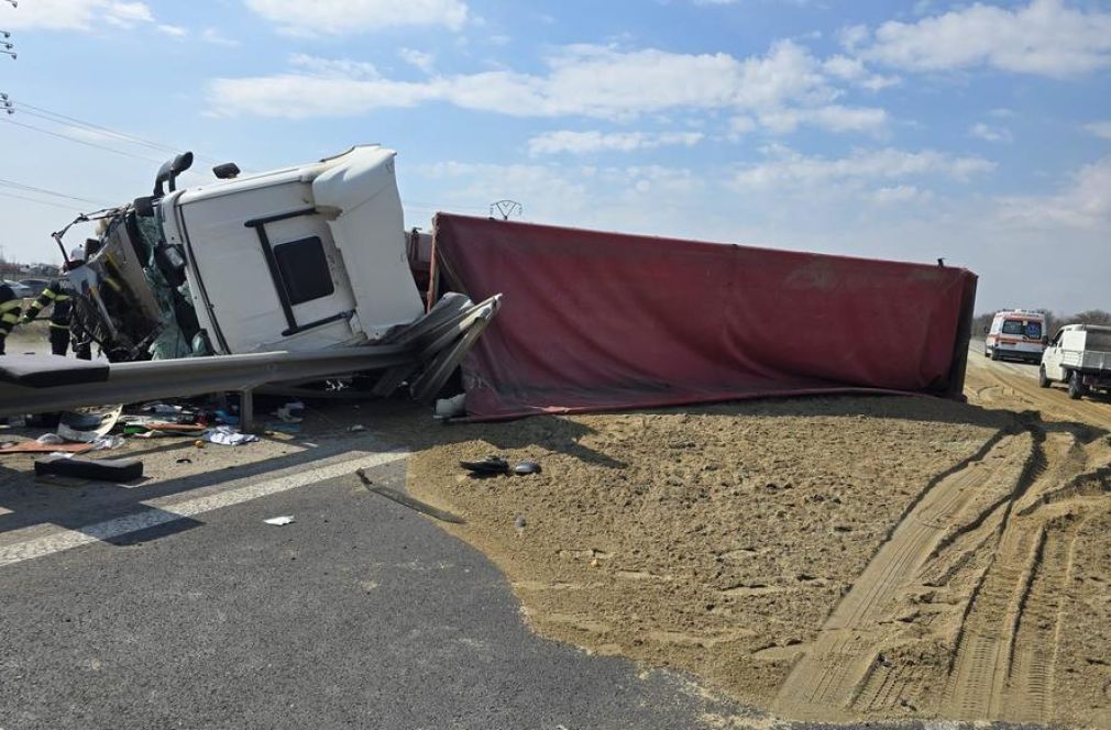 Un camion cu nisip s-a răsturnat pe Autostrada 1