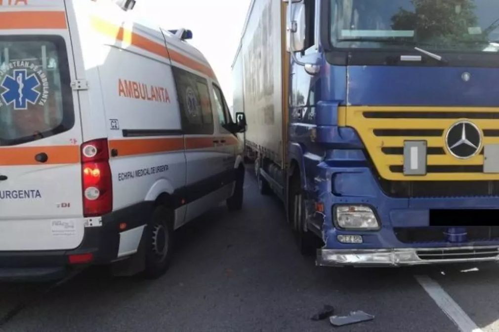 Un camion cu materiale de construcții a izbit o mașină