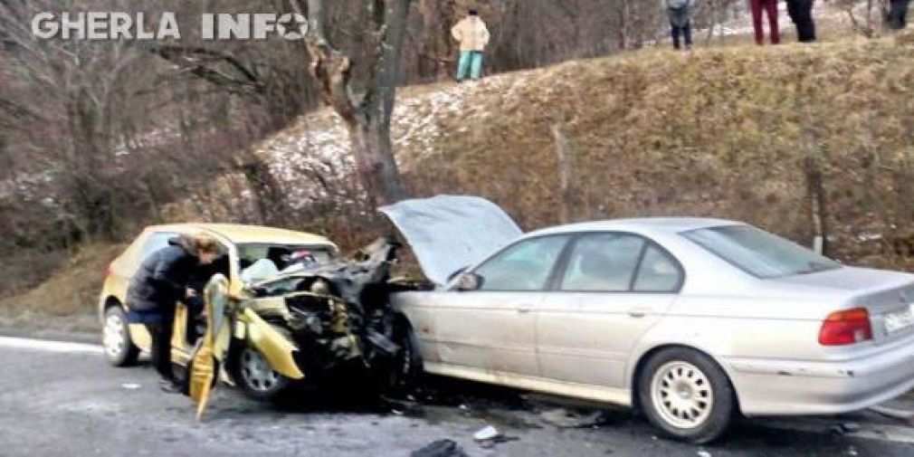 O mașină lovită de camion a fost proiectată în alt autoturism. Sunt 2 morți