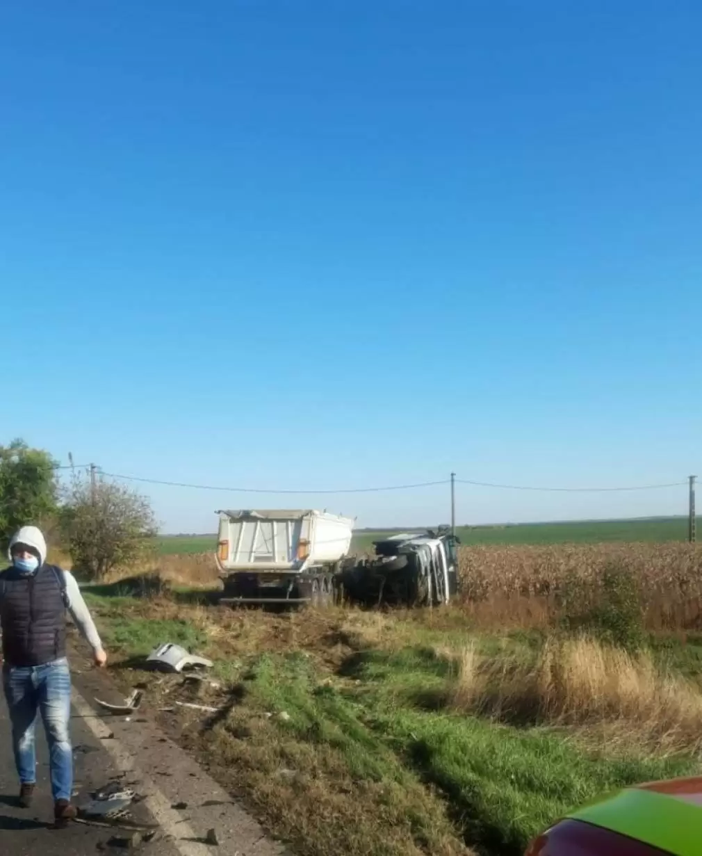Două victime după ciocnirea dintre un camion și un autoturism