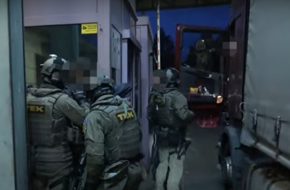 VIDEO. Ungaria. Polițiști de frontieră, arestați de mascați pentru șpaga luată de la șoferi de camion