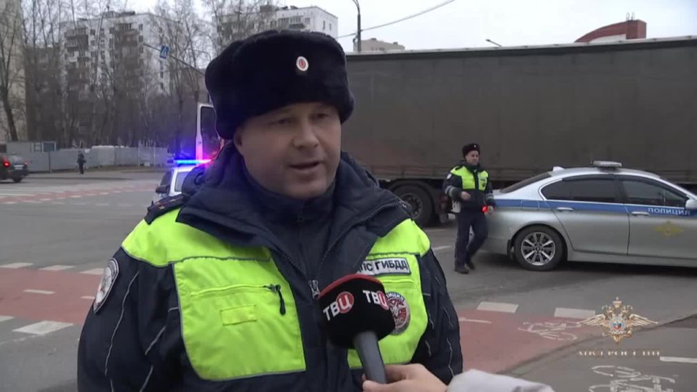 VIDEO Un șofer a murit la volan. Camionul a luat-o pe contransens