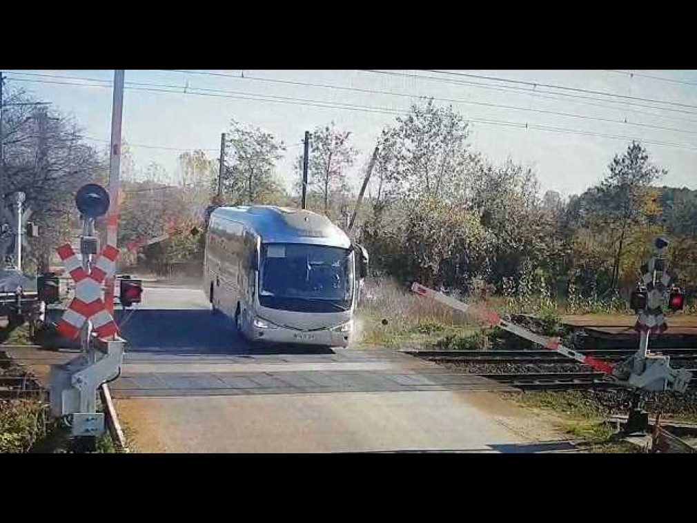 VIDEO Un șofer de autocar forțează barierele de la o trecere CFR și le face praf