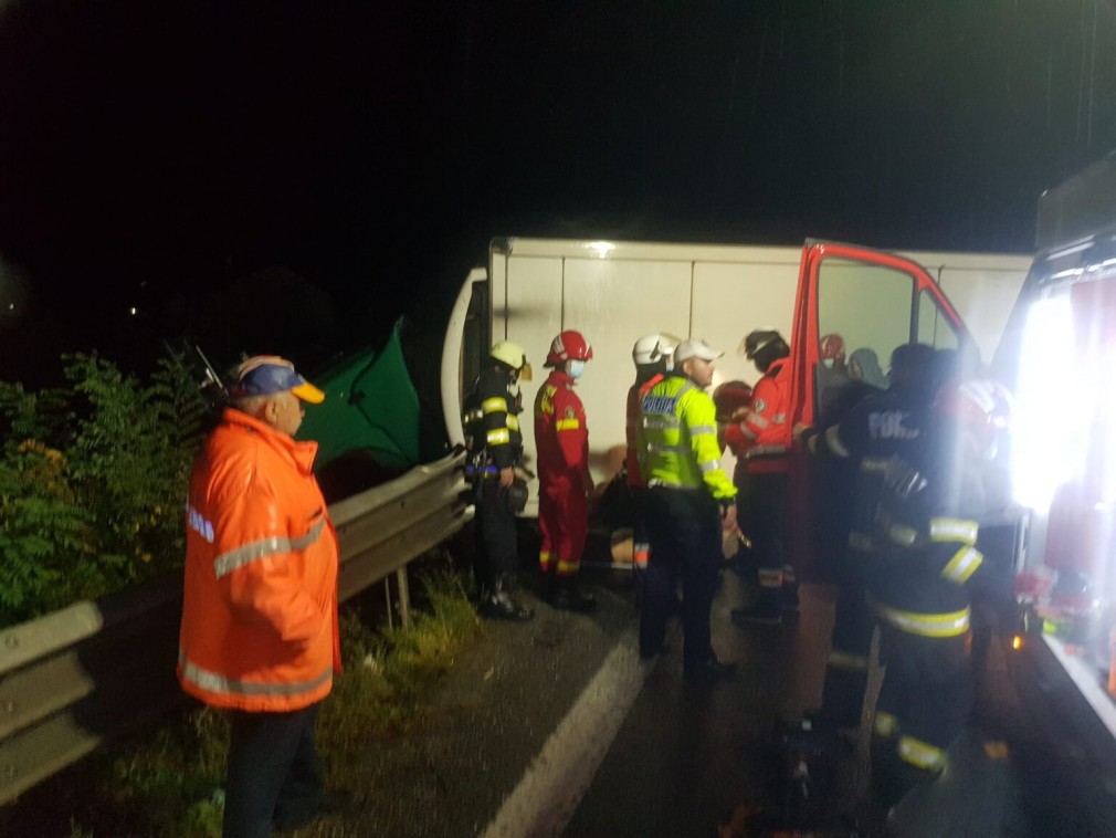 Șofer de camion, decedat după ce s-a răsturnat pe Centura Călimănești
