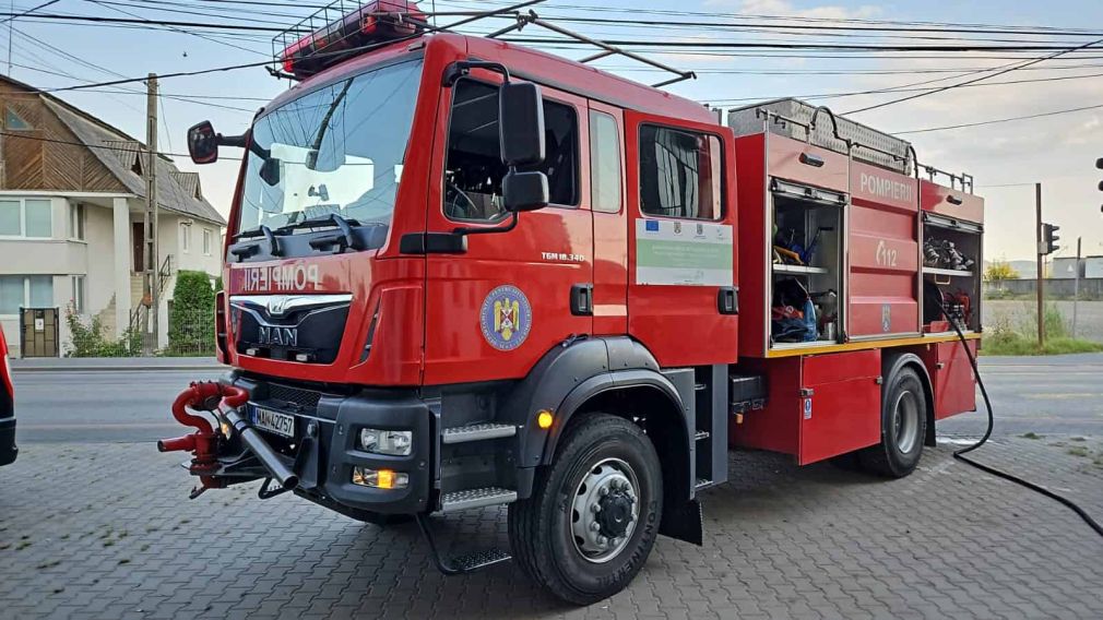 Un camion a luat foc în curtea unei companii