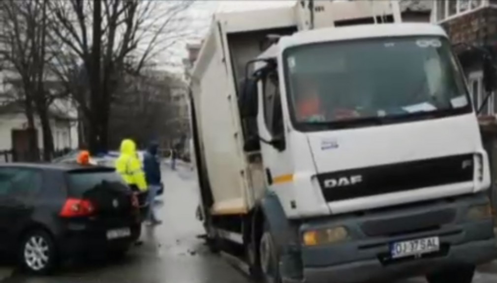 O gunoieră a rupt un drum din Craiova