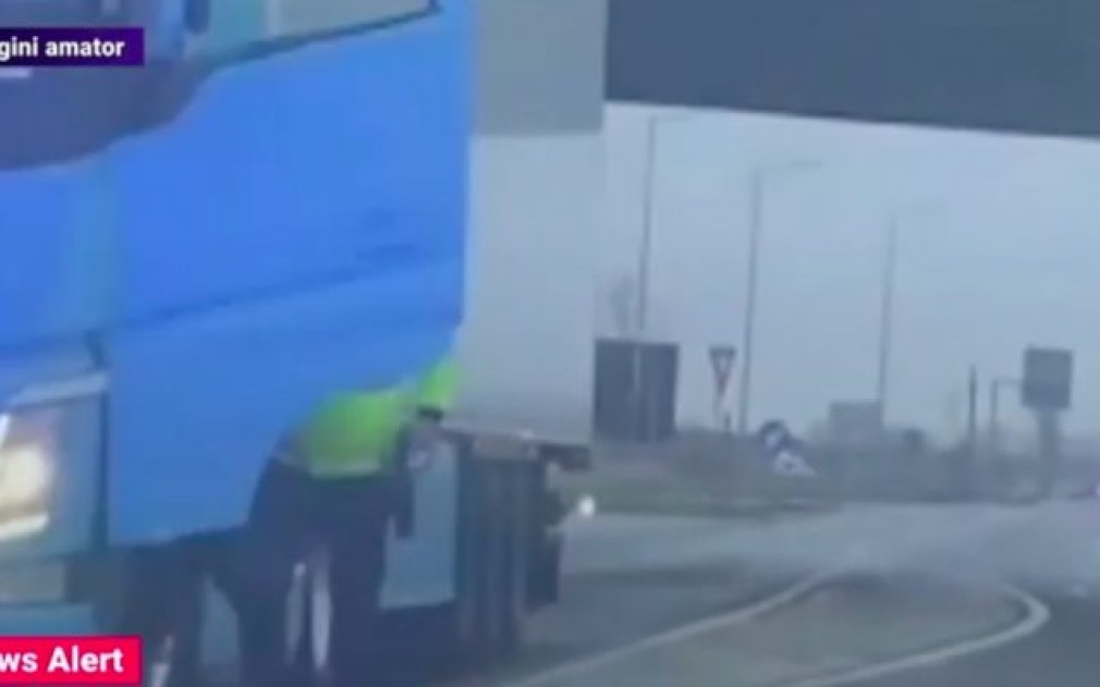 VIDEO Un polițist pune arma la gâtul unui șofer de camion aproape de autostrada Deva - Nădlac