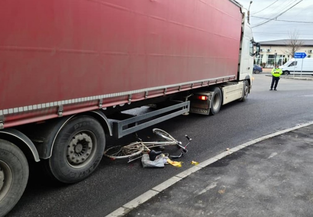 Biciclist în stare gravă după ce a fost lovit de camion