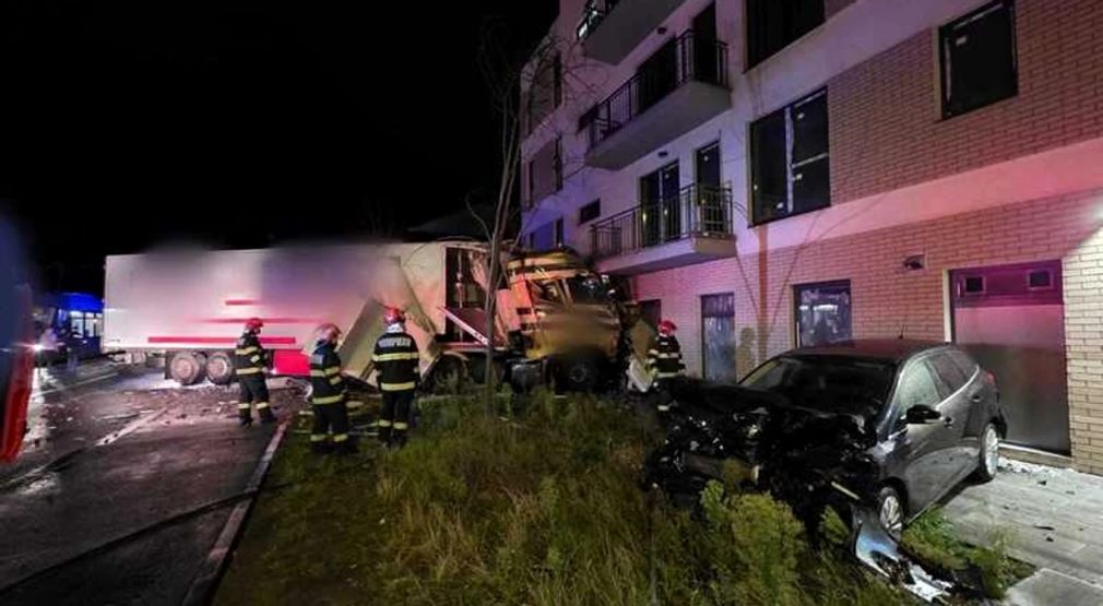 Camion scăpat de sub control la Cluj: a lovit două mașini și s-a oprit într-un bloc