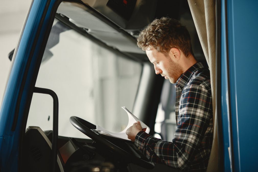 Sute de șoferi de camion nu au respectat timpii de conducere