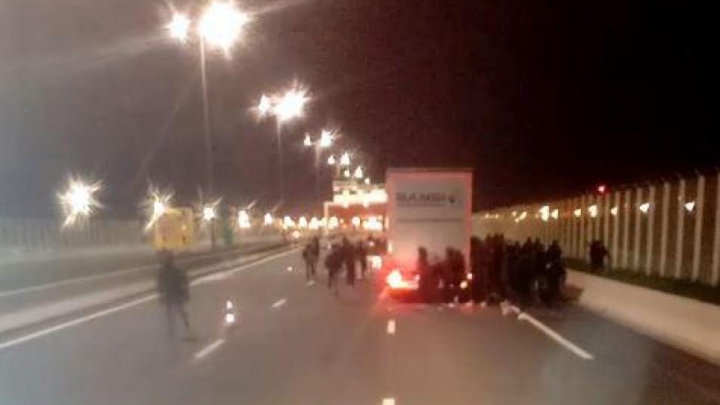VIDEO Un șofer român a filmat camioanele atacate cu pietre de migranți în drum spre Calais