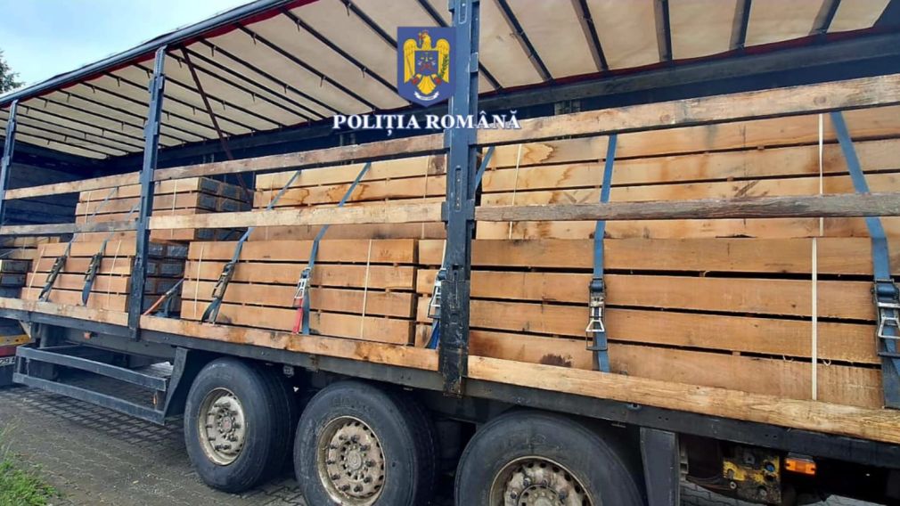 Camion cu lemn de 25.000 de euro a fost confiscat de poliție
