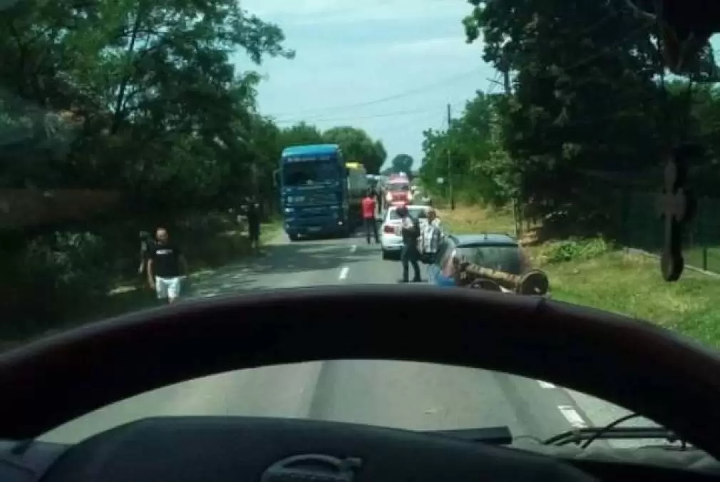 Pieton lovit de camion, transportat la spital de urgență