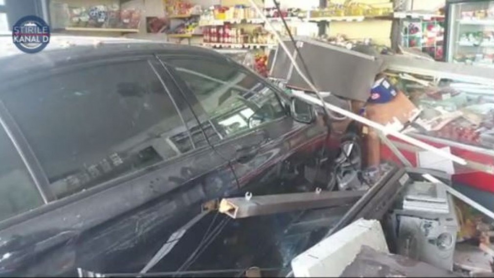 VIDEO Lovit de camion, a ajuns cu mașina într-un magazin