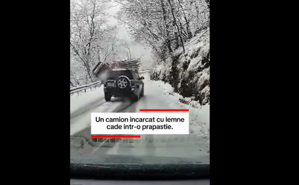 VIDEO Momentul incredibil în care un camion cu lemne cade în prăpastie