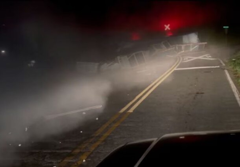 VIDEO Un șofer de camion a scăpat prin minune din coliziunea cu un tren