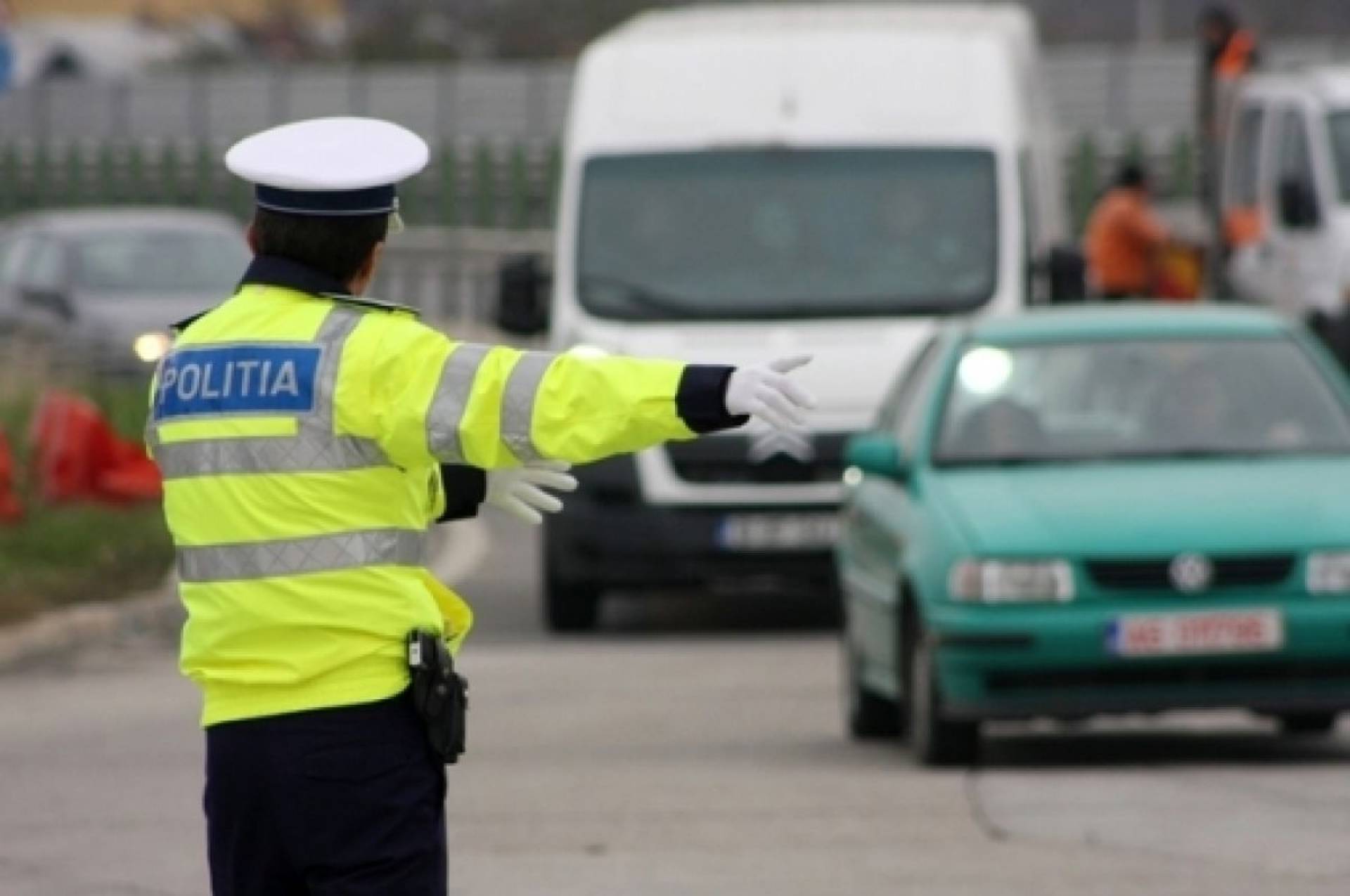 Scurgeri de motorină după ce un CAMION a ieșit de pe carosabil