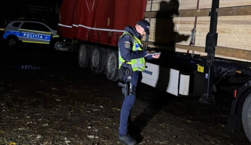 Camion cu cherestea confiscat de poliție